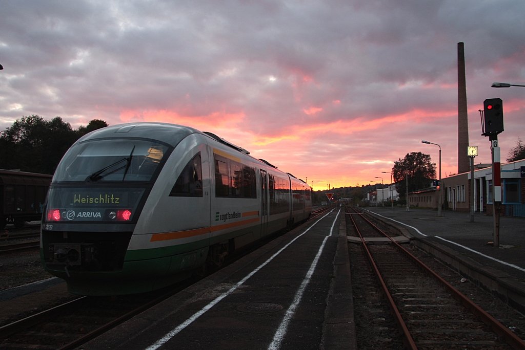 Am 19.10.2009 fährt VT25, als 83175, dem Sonnenuntergang entgegen, hier beim Halt in Plauen unt. Bf.