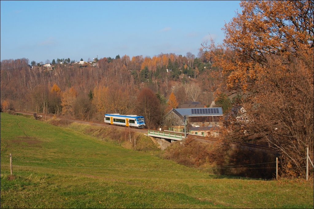 Am 19.11.2012 ist ein Triebwagen der Freiberger Eisenbahngesellschaft im Zschopautal unterwegs, hier in der N�he von Niederwiesa.