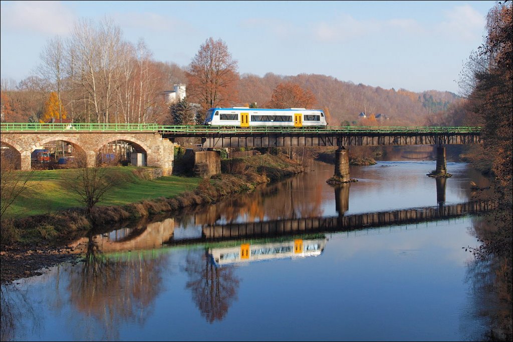 Am 19.11.2012 bernahm ein Triebwagen der Freiberger Eisenbahngesellschaft den Pendelverkehr zwischen Chemnitz und Hainichen. Hier bei berquerung der Zschopau nahe Niederwiesa.