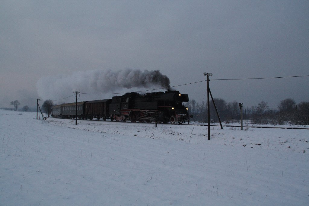 Am 19.12.09 ist 65 1049 mit ca. 120 Minuten Versptung kurz vor Scheibenberg unterwegs.