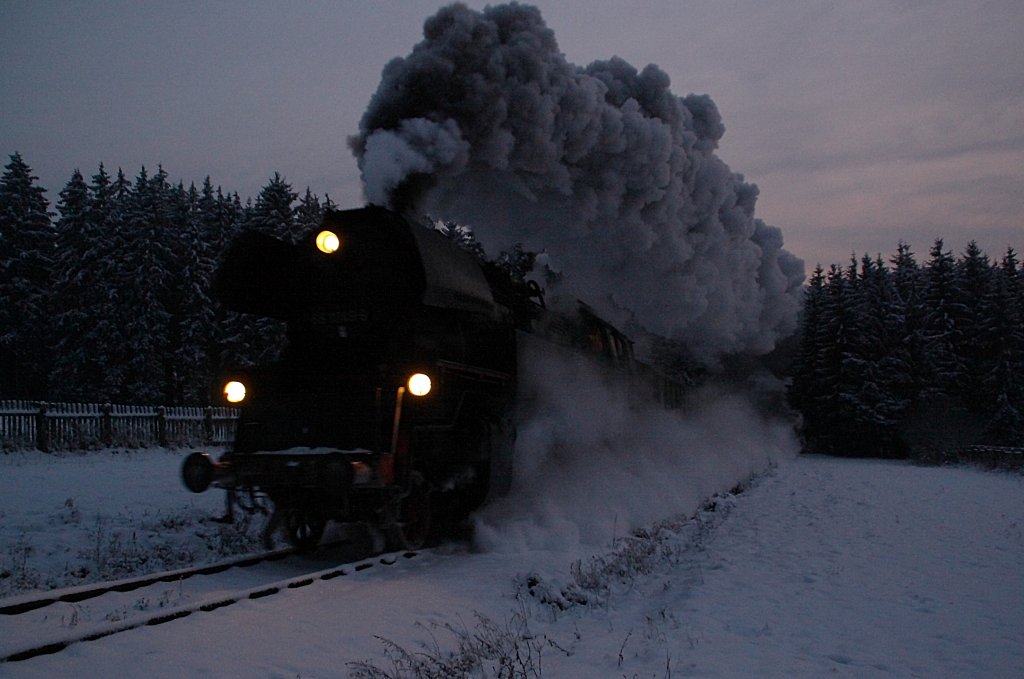 Am 19.12.09 ist 65 1049 ist nahe Sehma in Richtung Annaberg-Buchholz unterwegs. 112 646-5 (202 646-5) der Erzgebirgsbahn schiebt den Zug nach.