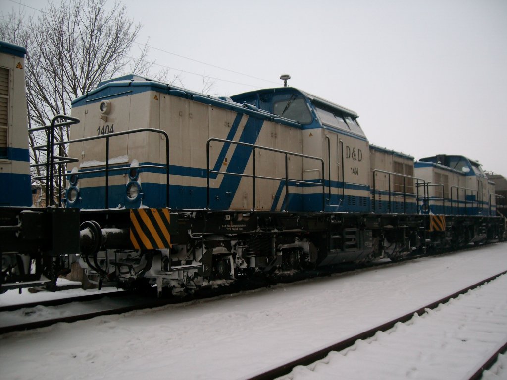 Am 19.12.2010 stand die D&D Lok 1404 (92 80 1203 221-7 D-DUD) zwischen ihren Schwesternloks 1401 und 1402.Aufgenommen in Bad Langensalza Ost.
