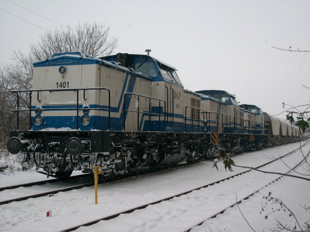 Am 19.12.2010 standen die 3 D&D Loks 1401 (92 80 1203 205-0 D-DUD),1404 (92 80 1203 221-7 D-DUD) und 1402 (92 80 1203 208-4 D-DUD) vor den Getreidezug, in Bad Langensalza Ost.