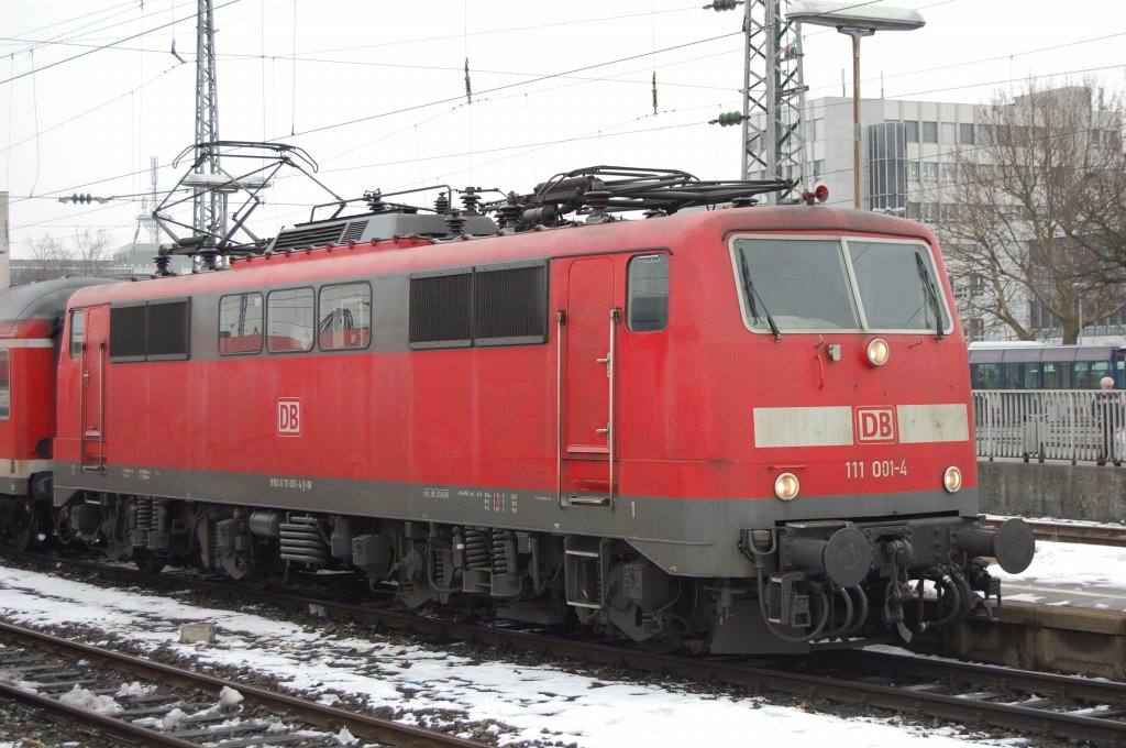 Am 19.2.2010 traf ich in Ulm mal wieder auf die M�nchner 111 001-4, welche gerade auf den Abfahrtsauftrag Richtung Regensburg wartet.