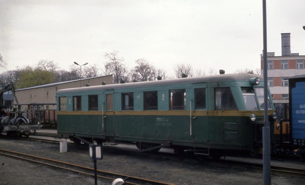 Am 19.4.1992 traf in den Schmalspur Triebwagen MBx C1-42, den ich von 
der Schmalspurbahn in Witarzyce ein Jahr zuvor kennen gelernt hatte,
im Depot in Znin an. 