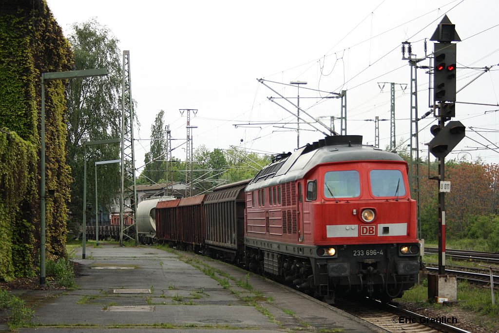 Am 19.5.10 durchfhrt 233 696 den Bahnhof Lehrte gen Wolfsburg mit einem gemischten Gterzug.