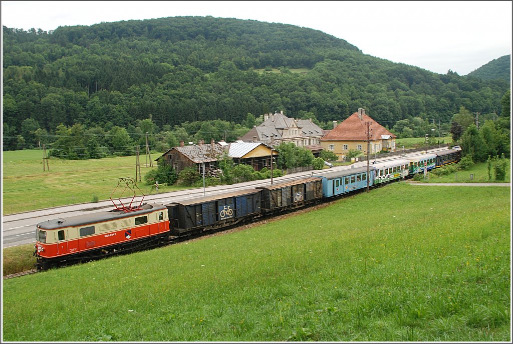 Am 19.7.2010 wurde der R 6805/04 von der 1099 004 bespannt. Hier bei Steinklamm. Am Zugschluss hing der tscherbr-Probelaufwagen AB4 2104.