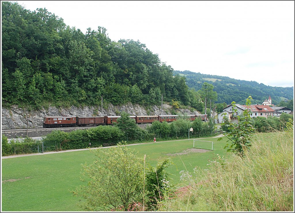 Am 19.7.2010 wurde der REX 6807/10 von der 1099 013 bespannt. Dieses Bild zeigt den Zug bei der Ausfahrt Frankenfels.