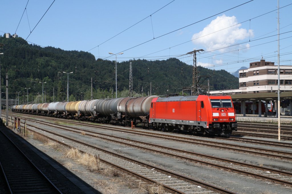 Am 19.7.2011 fhrt 185 358-9 mit einem Kesselzug im Bahnhof Kufstein ein. Hier findet wieder ein Lokwechsel statt. Die 185 der DB fhrt nur noch ganz selten bis zum Brenner, eigentlich gar nicht mehr! Sie wird dann wieder einen Zug aus Italien in Kufstein bernehmen.