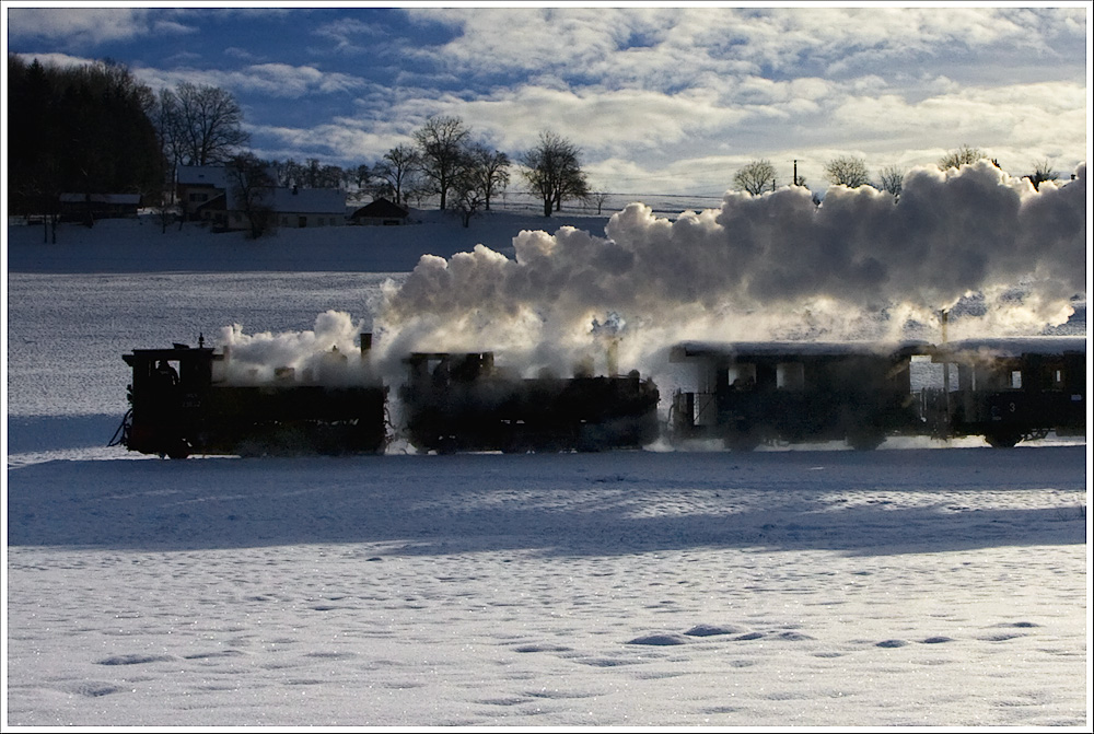 Am 19.Dezember besuchte ich die Steyrtalbahn, welche sich tief winterlich prsentierte. Zwischen Sommerhubermhle und Aschach an der Steyr.