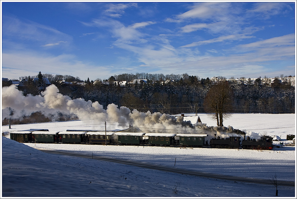 Am 19.Dezember besuchte ich die Steyrtalbahn, welche sich tief winterlich prsentierte. Der Zug bei Neunzeug.