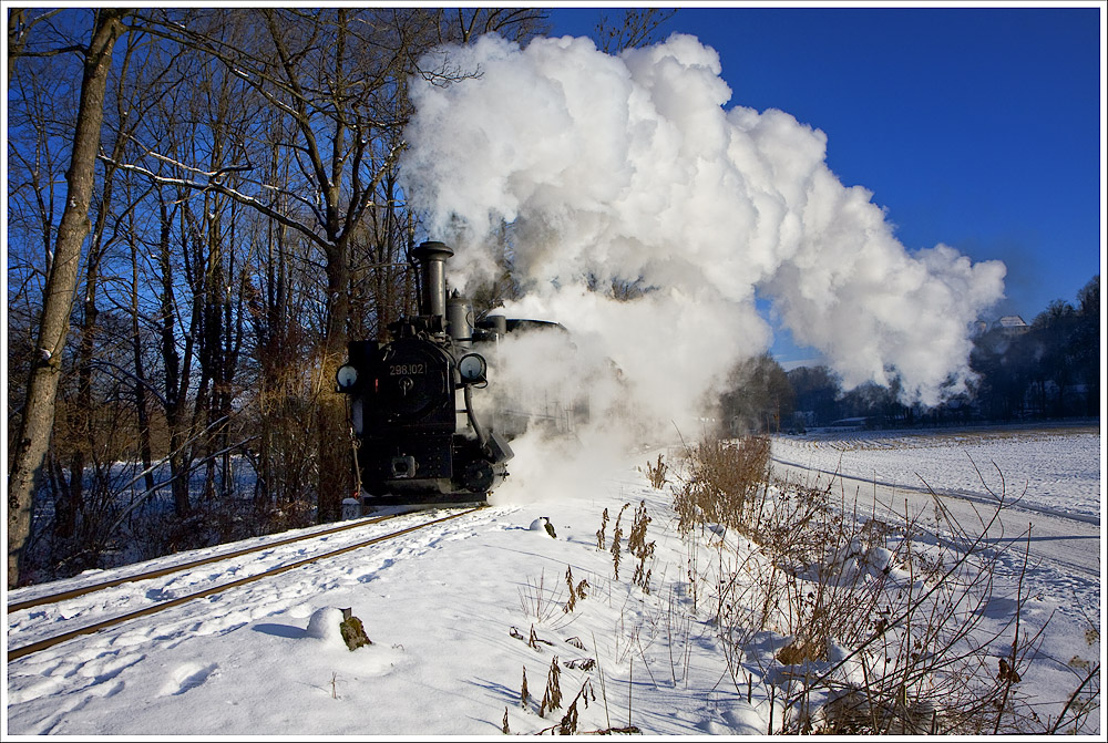 Am 19.Dezember besuchte ich die Steyrtalbahn, welche sich tief winterlich prsentierte. 2 298 zogen einen Zug aus 11 Wagen. Hier in Unterhimmel.
