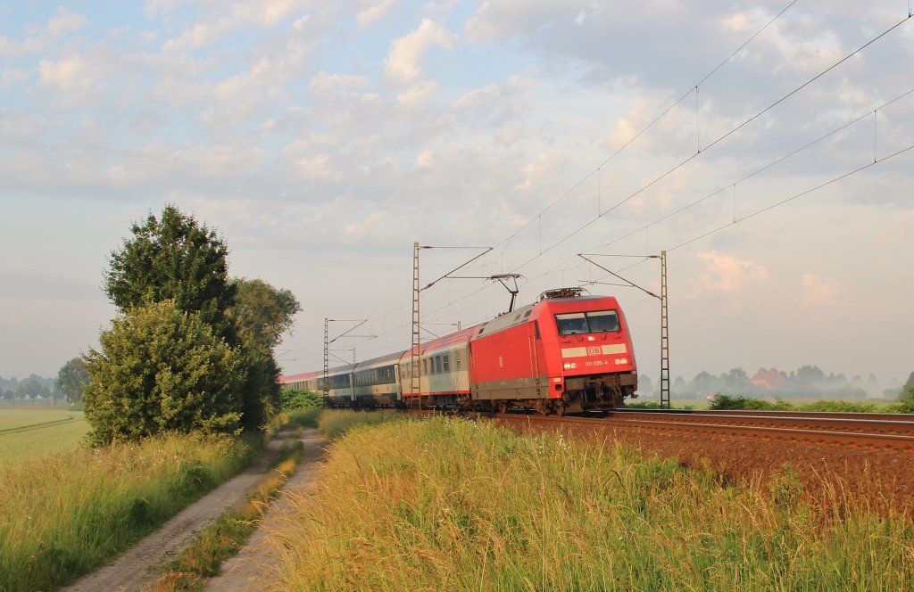 Am 19.Juni 2013 war 101 035 mit EN 490  Hans Albers  bei Burgstemmen auf dem Weg nach Hamburg-Altona.