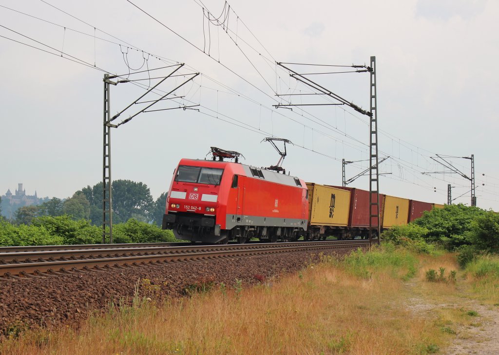 Am 19.Juni 2013 war DBSR 152 042 mit einem Containerzug bei Burgstemmen auf dem Weg Richtung Gttingen.