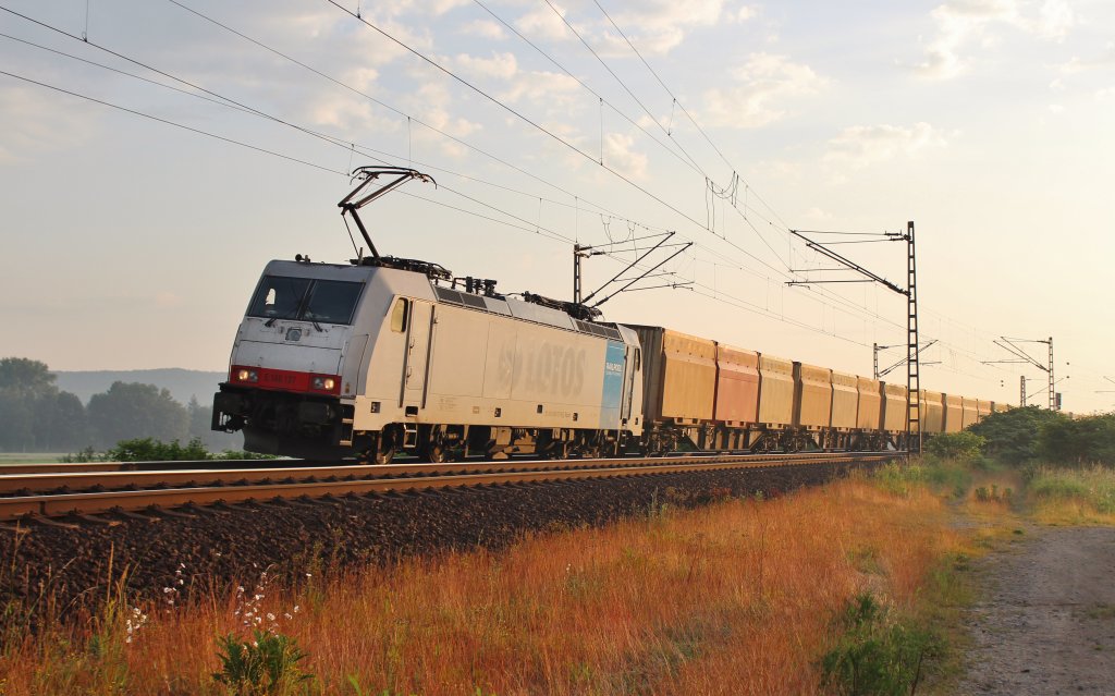 Am 19.Juni 2013 war RP/ex Lotos E186 137 mit diesem Innofreight-Containerzug bei Burgstemmen auf dem Weg Richtung Sden.
