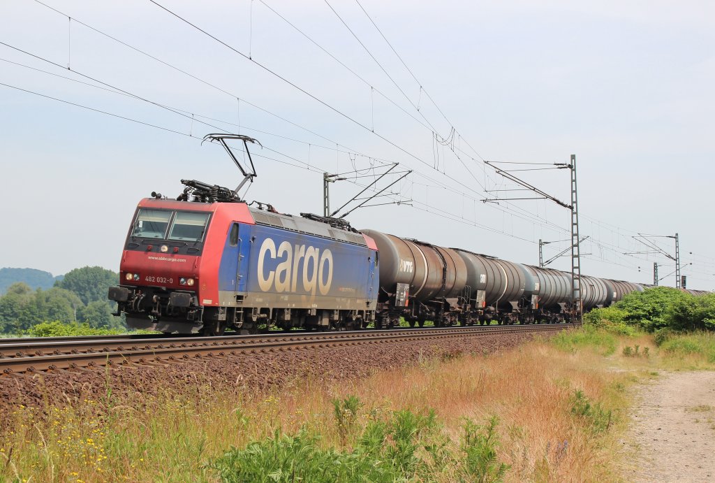 Am 19.Juni 2013 war SBBC 482 032 mit einem Kesselwagenzug bei Burgstemmen auf dem Weg Richtung Sden.