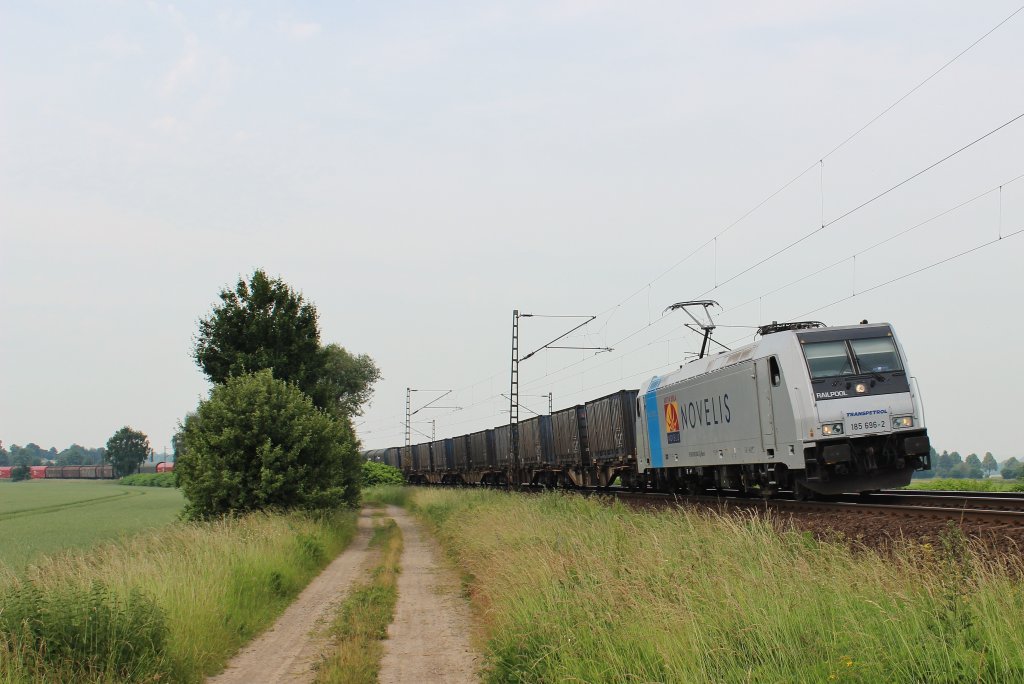 Am 19.Juni 2013 war Transpetrol 185 696 mit dem Novelis-Zug bei Burgstemmen auf dem Weg nach Nievenheim.