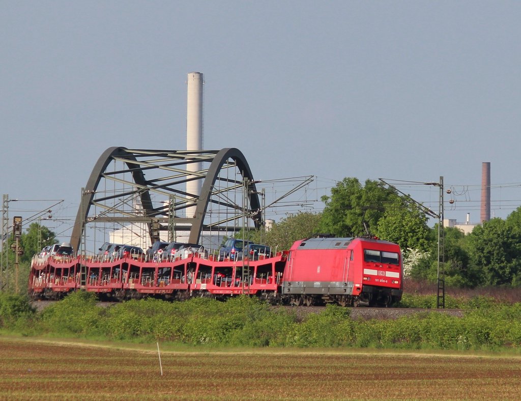 Am 19.Mai 2013 war 101 058 bei Burgstemmen (KBS 350) mit einem AZ auf dem Weg Richtung Sden.