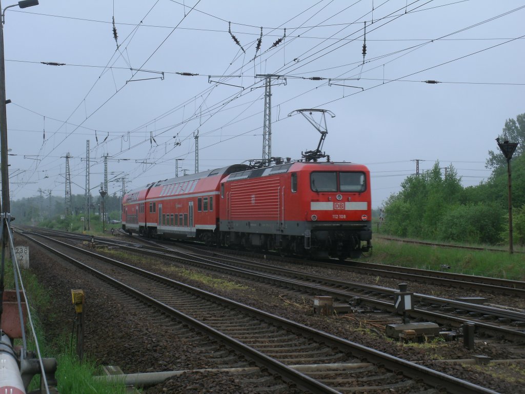 Am 19.Mai 2013 zweigte 112 108,mit einem RE,am Abzw Stralsund Rgendamm auf das Streckengleis ber Neubrandenburg nach Neustrelitz.