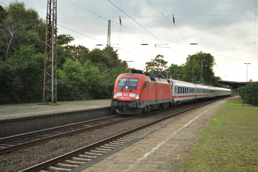 Am 19.September 2010 zieht 182 011-7 einen IC durch Mlheim-Styrum in Richtung Essen.