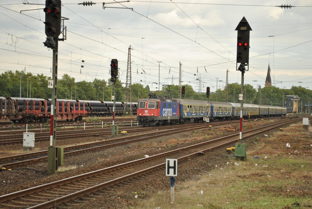 Am 19.September 2010 zieht 421 374-0 einen DPE durch Mlheim-Styrum in Richtung Duisburg.