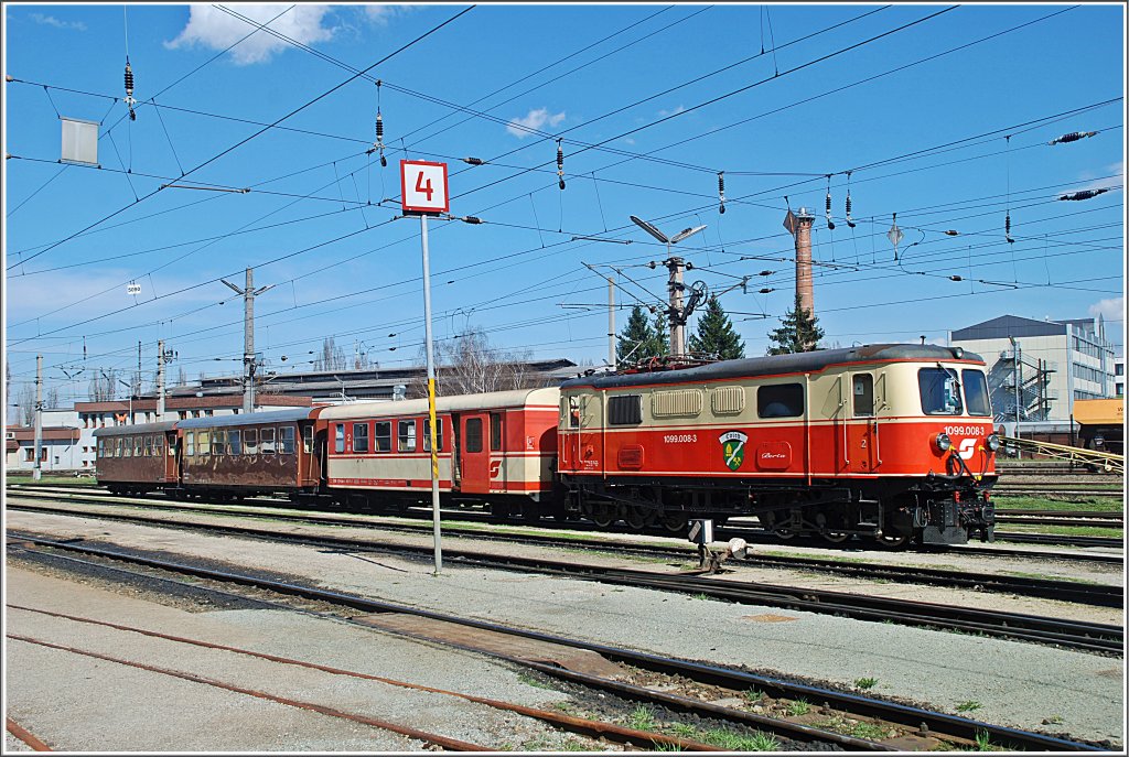 Am 1.April 2010 wartete die 1099 008  Berta  mit dem Loicher-Wappen am St.Pltner Alpenbahnhof auf ihren nchsten Einsatz.