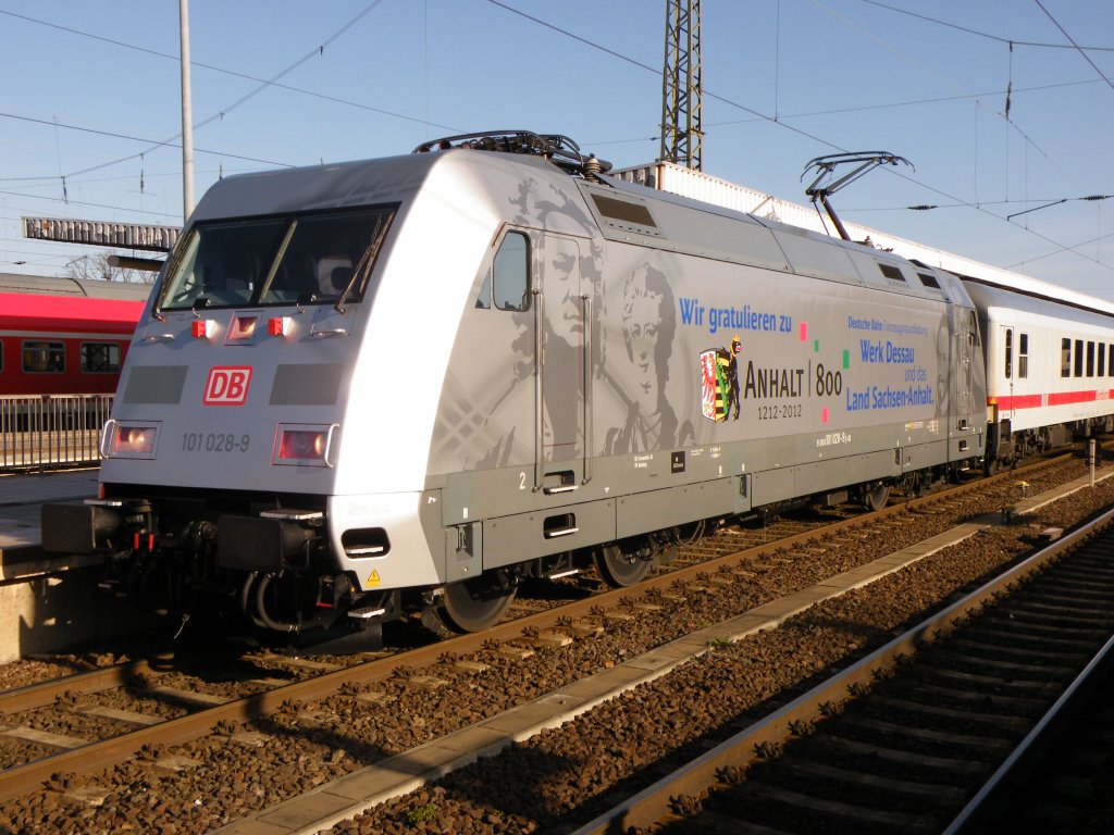 Am 1.April 2012 legte 101-028  800 Jahre Anhalt  in Magdeburg Hbf einen kurzen Halt ein.