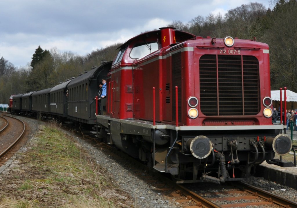 Am 1.April.2012 konnte ich Lok 212 007-9 im Bahnhof Binolen Fotografieren. Zum 100 Jhrigen Jubilum der Hnnetalbahn fuhren 3 Sonderzge an diesem Tag. Gegen frhen Nachmittag konnte man hier einen dieser Zge bei der Einfahrt beobachten. 