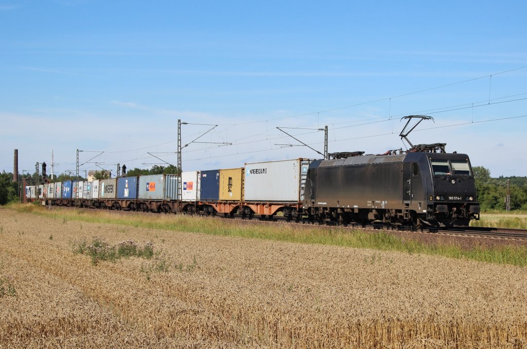 Am 1.August 2013 war MRCE 185 574 mit Containern bei Elze(Han) auf dem Weg Richtung Sden.