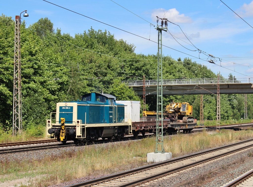 Am 1.August 2013 war Railsystems 294 096 mit einer Ramme in Elze(Han) auf dem Weg Richtung Sden.