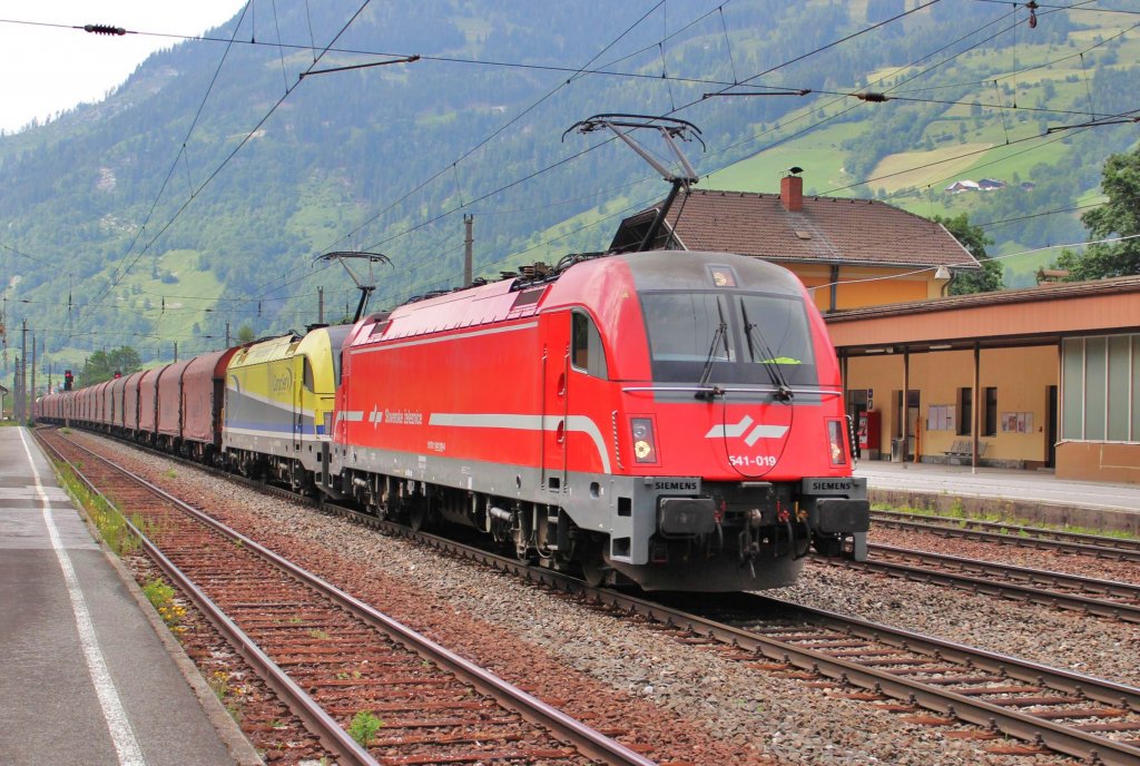 Am 1.Juli 2012 durchfhrt der Stahlzug Linz->Tarvisio-Boscoverde den Bahnhof Dorfgastein auf der Tauernbahn. Die Zugloks SZ 541 019 & CSV 1216 931, sowie die Schublok SLB 1216 940 haben keine Mhe den schweren Zug ans Ziel zu befrdern.