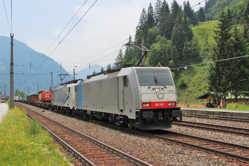 Am 1.Juli 2012 durchquerte 186 109 & eine LM 189er den Bahnhof Dorfgastein auf der Tauernbahn Richtung Schwarzach St. Veit.