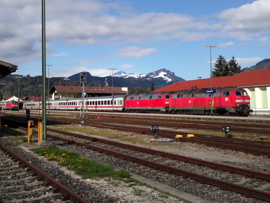 Am 1.Mai 2012 stand der IC Allgu nach Hannover zum Teil an andere Wochentage auch bis nach Magdeburg im Bahnhof Oberstdorf zur Abfahrt bereit.Er ist mit einer Doppeltraktion bespannt wo eigentlich erst ab Immenstadt sonst stattfindet.Links im Bild ist noch der IC Nebelhorn/Knigssee nach Hamburg-altona zu erkennen.