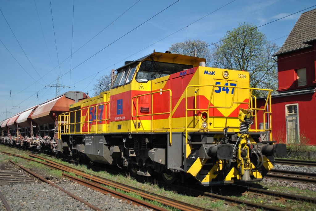 Am 2. April 2011 wurde E&H 547 (G1206) durch Umleitungen von Personenzgen zum Halt vor dem Signal in Ratingen-Lintorf gezwungen. Am Haken ein Kalkzug.