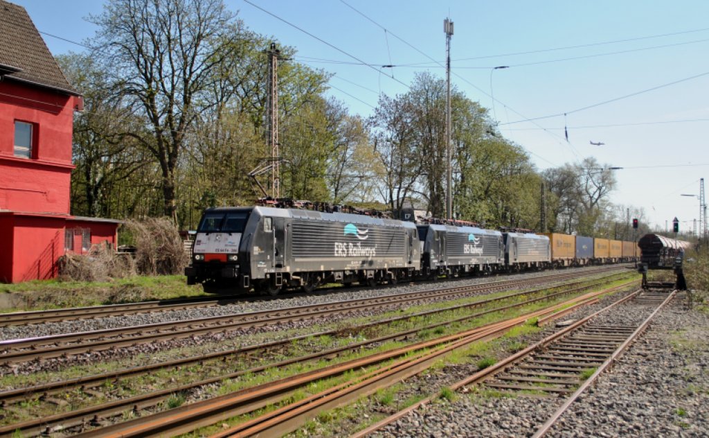 Am 2. April 2011 zieht ES 64 F4-286 (ERS Railways) zwei Schwestermaschinen und einen Containerzug durch Ratingen-Lintorf.