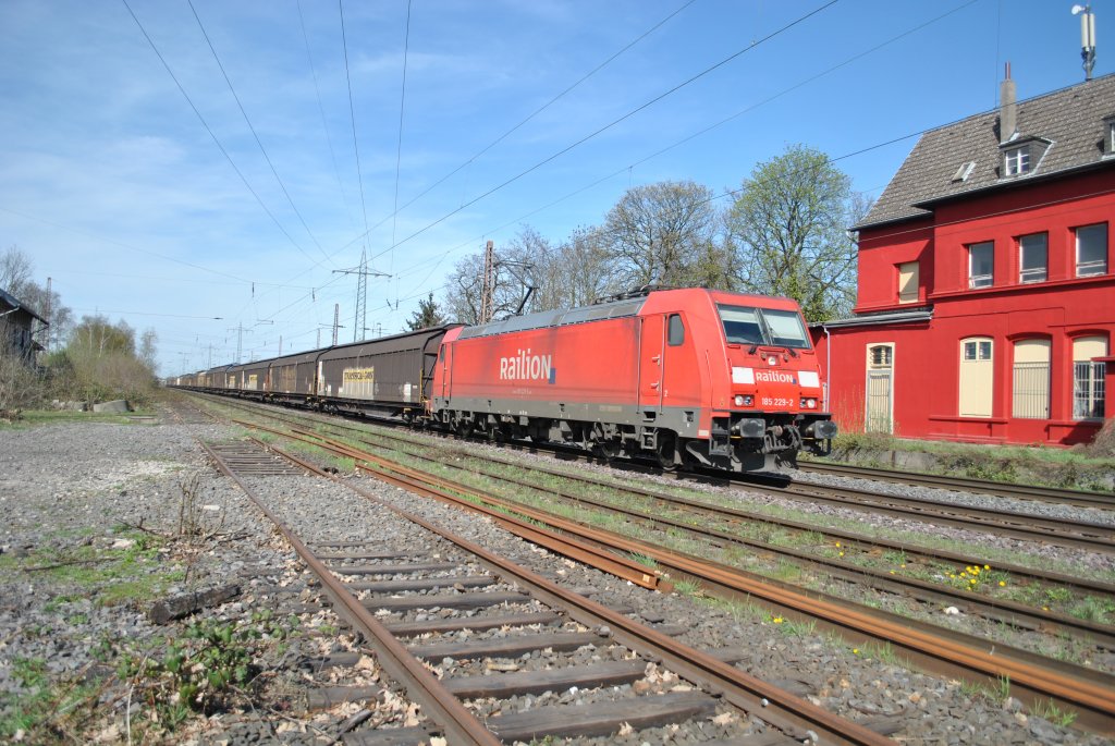 Am 2. April 2011 zieht 185 229-2 einen G�terzug durch Ratingen-Lintorf.