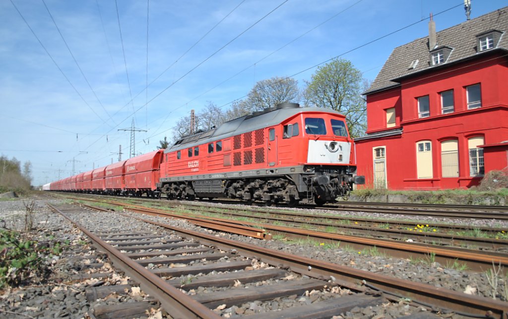 Am 2. April 2011 zieht 232 902-7 einen Kalkzug durch Ratingen-Lintorf.