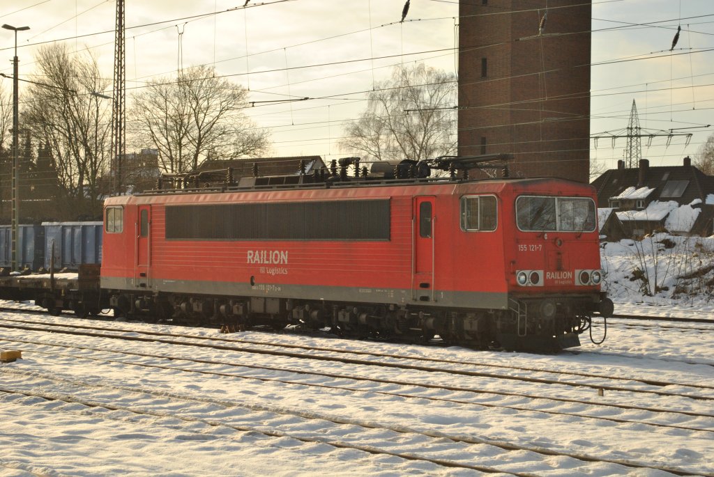 Am 2. Januar 2011 steht 155 121-7 mit einem Gterzug in Gladbeck-West.