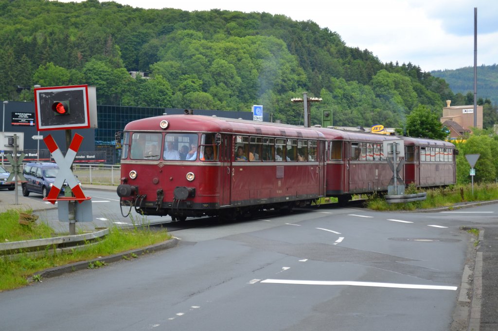 Am 2. Juni 2012 befuhr die DGEG im Rahmen einer Sonderfahrt das nur noch
im Gterverkehr betriebene Reststck der Dietzhlztalbahn mit einem
dreiteiligen Uerdinger Schienenbus. Das Bild entstand an einem Bahnbergang
unterhalb der Dillenburger Stahlwerke.