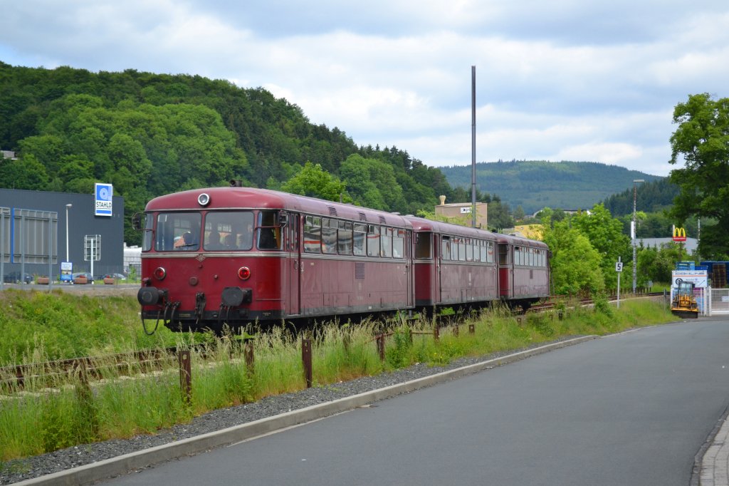 Am 2. Juni 2012 befuhr die DGEG im Rahmen einer Sonderfahrt das nur noch
im Gterverkehr betriebene Reststck der Dietzhlztalbahn mit einem
dreiteiligen Uerdinger Schienenbus. Das Bild entstand in der Nhe der Dillenburger Stahlwerke.