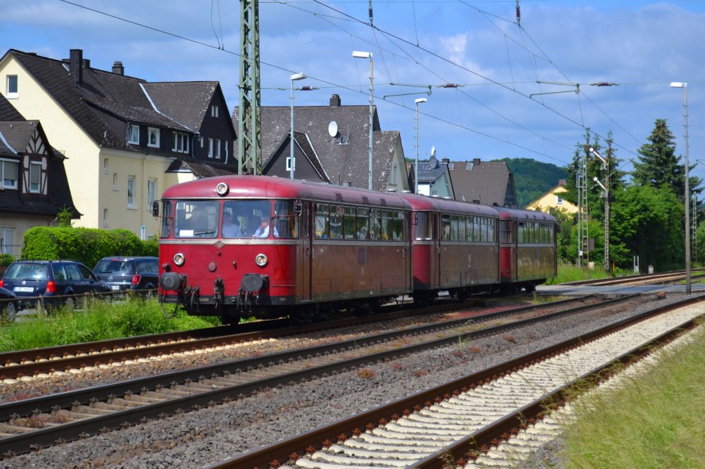Am 2. Juni 2012 fand eine Sonderfahrt mit einem Uerdinger Schienenbus nach Dillenburg statt. Das Bild entstand am Bahnbergang am Kurhaus.