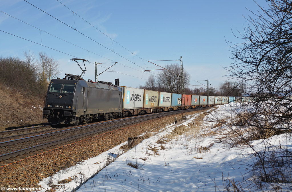 Am 2. Mrz 2013 durchfhrt 185 570-9 die Kurve bei Plling mit einem BOXX-Containerzug.