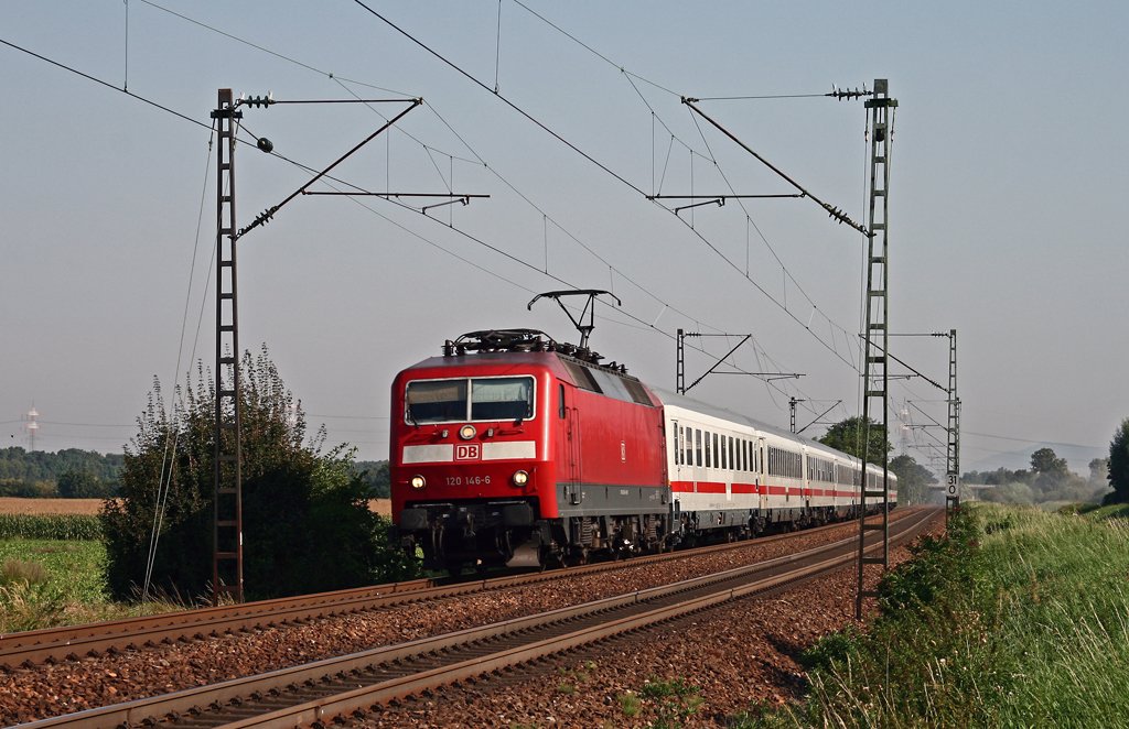 Am 20. August 2009 befrdert 120 146 den IC 2319 von Mnster nach Stuttgart. Die Aufnahme entstand bei Wiesloch.