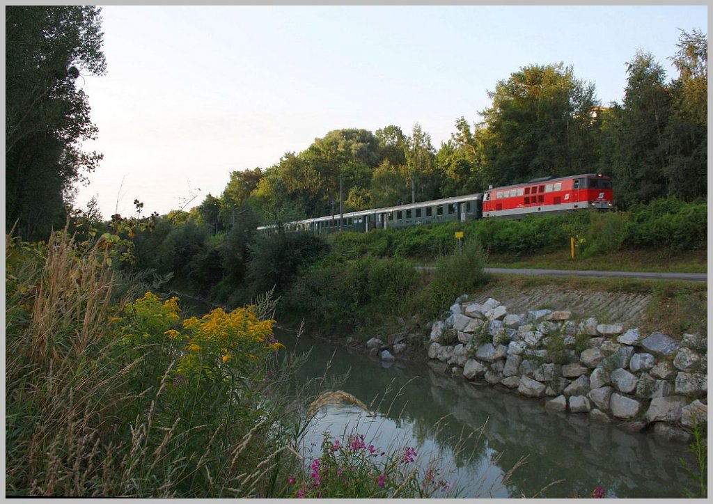 Am 20. August 2011 verkehrte diese nicht identifizierbare 2143 f�r eine Sonderfahrt von Wien FJB nach Scheibbs. Sehr gefreut hat mich, dass der Zug f�r die FJB un�blich auf dem rechten Gleis unterwegs war. Seltsam ist aber, dass der f�r diese Fahrt vorgesehene 5042 14 aufgrund seiner Untauglichkeit nicht fahren konnte, obwohl er doch letztes Wochenende bei den Ernstbrunner Z�gen im Einsatz stand... Das Bild zeigt den Zug in der Au bei Kritzendorf. 