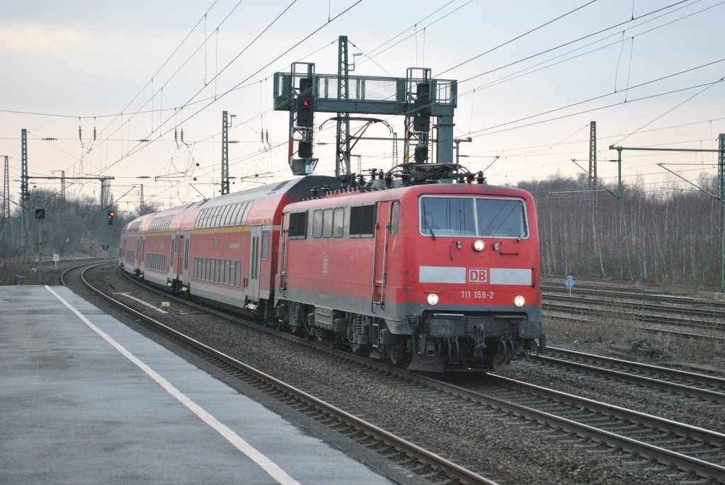 Am 20. Februar 2011 zieht 111 158-2 den RE6 nach Minden (Westf.) durch Bochum-Ehrenfeld.