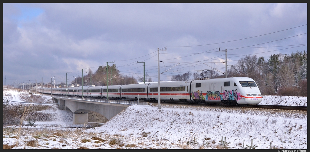 Am 20. Februar 2013 fuhr ein  bemalter  ICE 1 von Nrnberg in Richtung Ingolstadt auf der Schnellfahrstrecke.