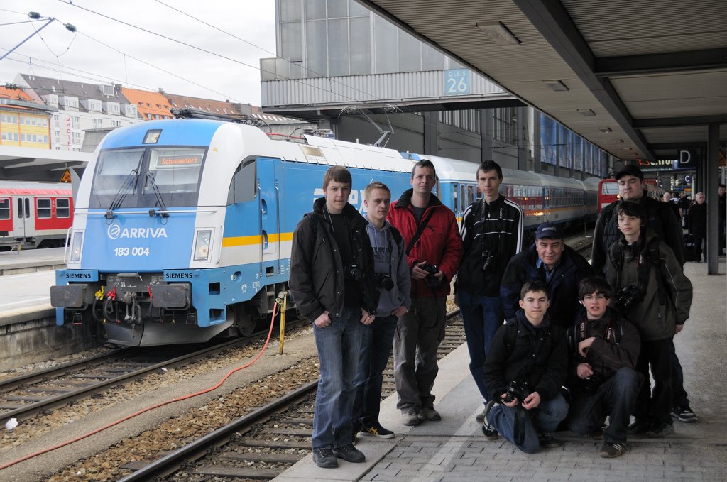 Am 20. Mrz traf sich eine kleine illustre Bahnfotografen-Gilde in Mnchen am Hbf. Bemerkenswert, dass zwei Teilnehmer ber 1000km Anfahrtsweg fr dieses erste BB-Treffen in 2010 unter die Rder nahmen.
v.l.n.r: Lars I., Lars II., Sebastian, Dennis, Helmut, Sebastian und in zweiter Reihe vorn v.l.n.r.: Korbinian, Tobias und stehend Alexander. Auf dem Bild fehlt Lastabwurf, der aber spter dazustie. Unser besonderer Dank fr dieses Bild gilt Jobst Fricke, denn wir hier hoffentlich bald begren drfen.  