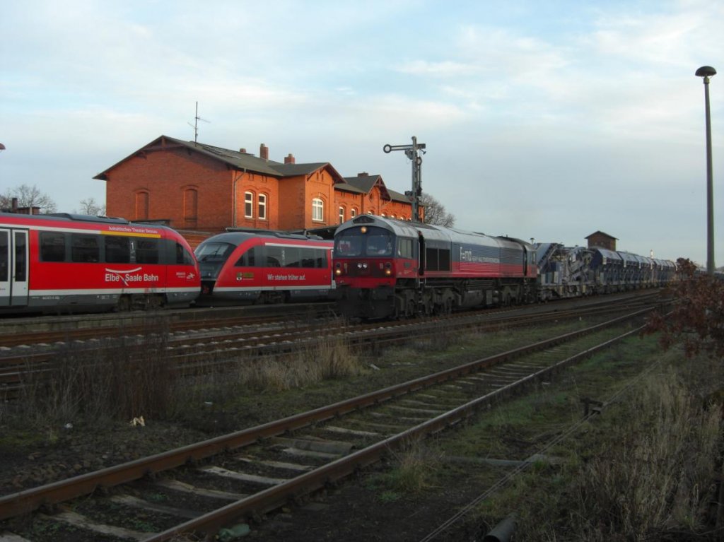 Am 20.01.09 steht um 16:06, Class 66 003, in Gleis 3 des Bf Haldensleben, zur Abfahrt bereit. Nebenan drngt sich noch schnell die RB nach Wolfsburg, 642 672-0 und 692-8, vor.