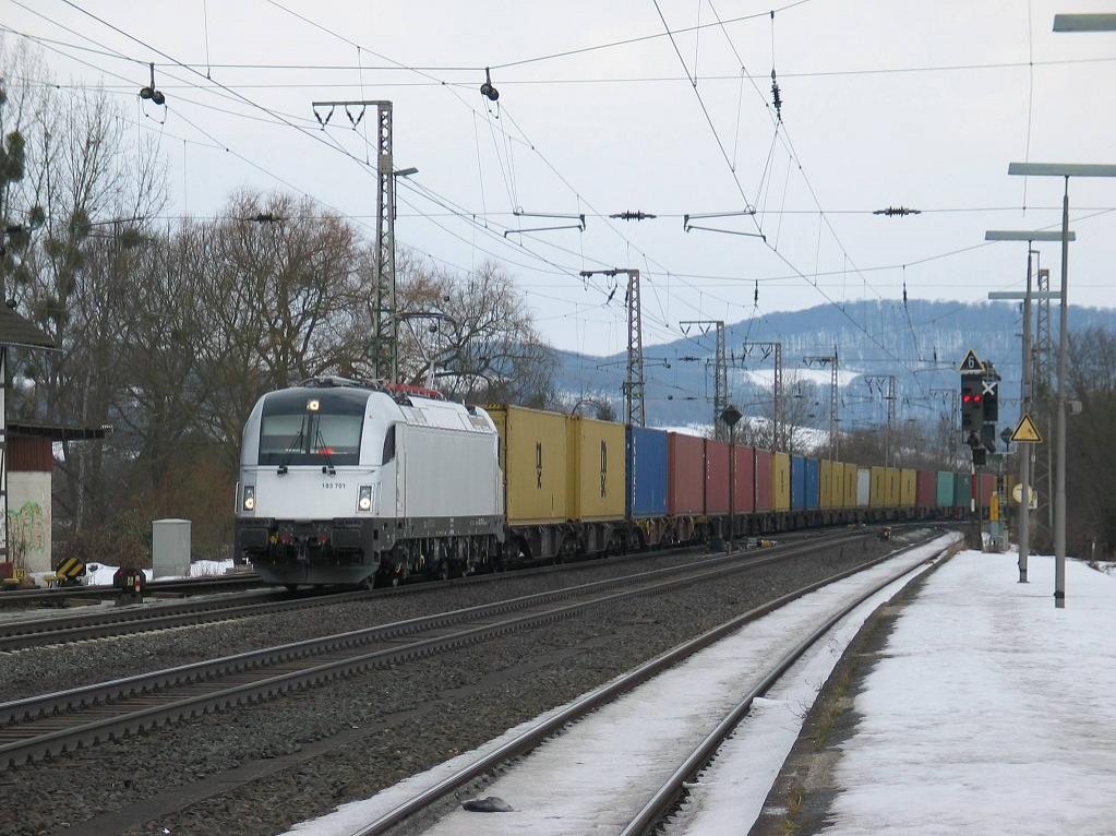 Am 20.02.2010 fuhr 183 701 mit einem Containerzug der WLC durch Kreiensen Richtung Sden.