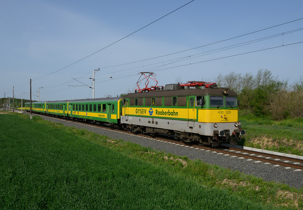 Am 20.04. 2013 fotografierte ich die GySEV V43 430 328 mit dem aus ex-�BB-Schlieren bestehenden R 9127 bei Csakanydoroszlo auf der Fahrt von Szentgotthard nach Sopron.

Ich w�nsche allen Betracher/Innen ein sch�n sonniges Wochenende. ;)